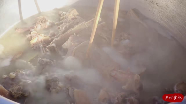 《乡村老流氓美食记》99_天冷请兄弟们来吃“手抓羊肉”，带皮羊肉直接下手抓着吃，真过瘾