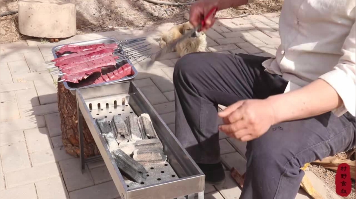 《乡村老流氓美食记》270_9块钱买来很多人不敢吃的猪下水，腌制一下爆烤5分钟，真过瘾