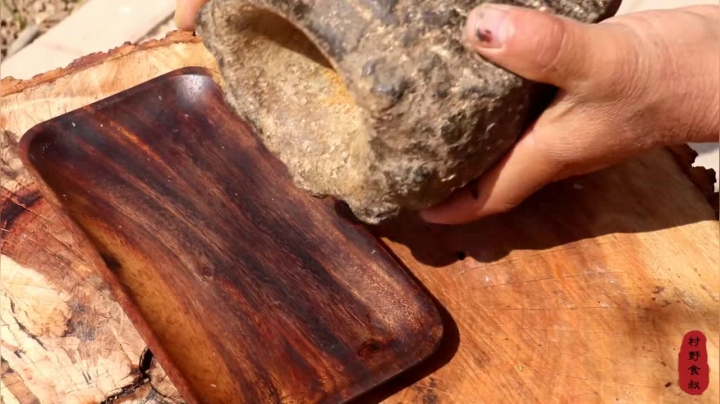 《乡村老流氓美食记》258_牛里脊这样吃才叫爽，3斤牛肉烤着吃，这滋味太满足了