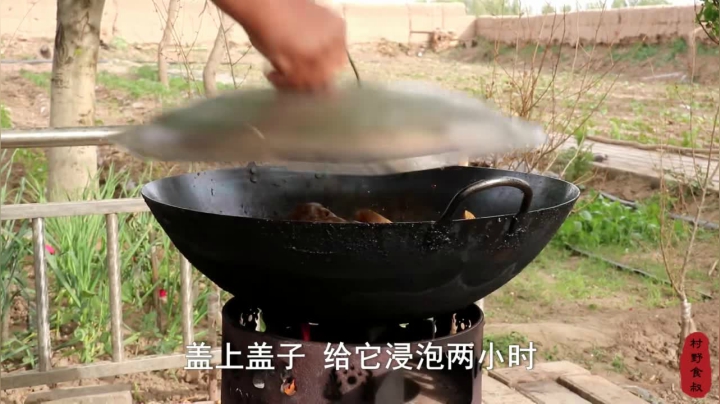 《乡村老流氓美食记》239_干锅鸭头！整几大鸭头，先卤后炒，农村哥俩当下酒菜，过瘾