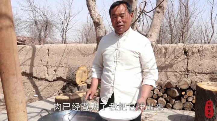 《乡村老流氓美食记》262_蒜泥白肉！2斤五花肉白水一煮，就着蒜酱吃，这滋味太满足了