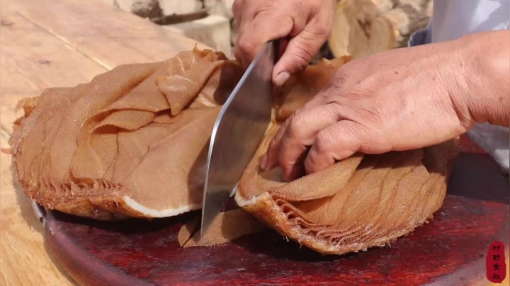 《乡村老流氓美食记》253_火锅这样涮才够劲，农村大叔买块毛肚，毛肚吃到饱，直叫爽