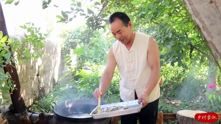 《乡村老流氓美食记》154_今天给老婆子做个香酥虾，虾不便宜，但吃起来是真香，太满足了