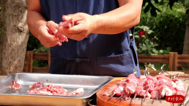 《乡村老流氓美食记》144_做个没吃过的吊炉烤肉串，老婆子的吃相把人看馋了，再整点小酒