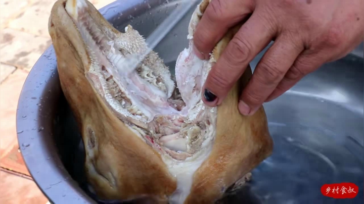《乡村老流氓美食记》76_买个羊头煮半天，大冬天和老婆就着蒜苗扒羊头，没有比这更过瘾的
