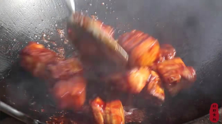 《乡村老流氓美食记》276_吃了这么多年的红烧肉，比起大叔来才发现弱爆了，高手在民间！