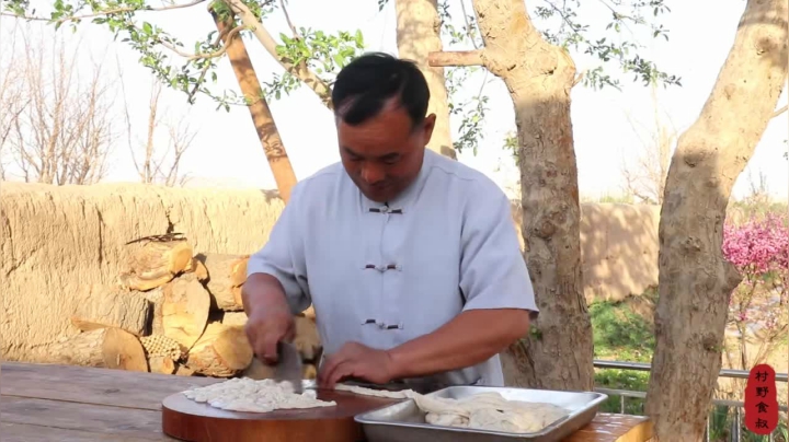 《乡村老流氓美食记》244_生爆肥肠！农村大叔买6斤肥肠下酒，爆炒45秒，吃起来真过瘾