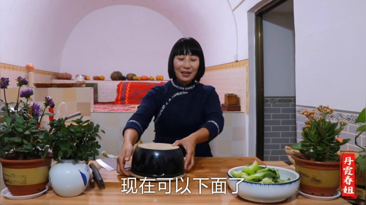 《漂亮娘们儿美食记》377_陕西名吃油泼辣子面，方便快捷，做法简单，1顿能吃3老碗，好解馋