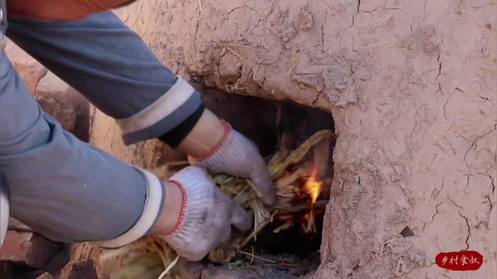 《乡村老流氓美食记》29_260块买扇排骨，土窑烤半天，农村6人围一桌直接上手撕，越吃越馋