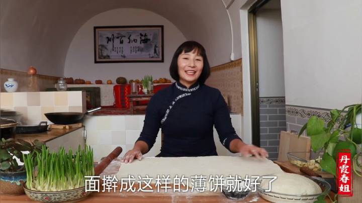 《漂亮娘们儿美食记》365_春姐好厨艺，一块发好的面，蒸的好像玫瑰，一口咬下去酥软又美味