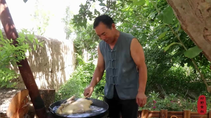 《乡村老流氓美食记》162_瓦缸烧鹅！今天做古法烧鹅，炭火烤3小时，和老伴吃鹅肉，真过瘾