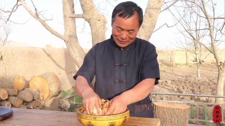 《乡村老流氓美食记》250_罗汉肚这样吃才够劲，巴掌大的肉片子往嘴里一塞，再来口酒，过瘾