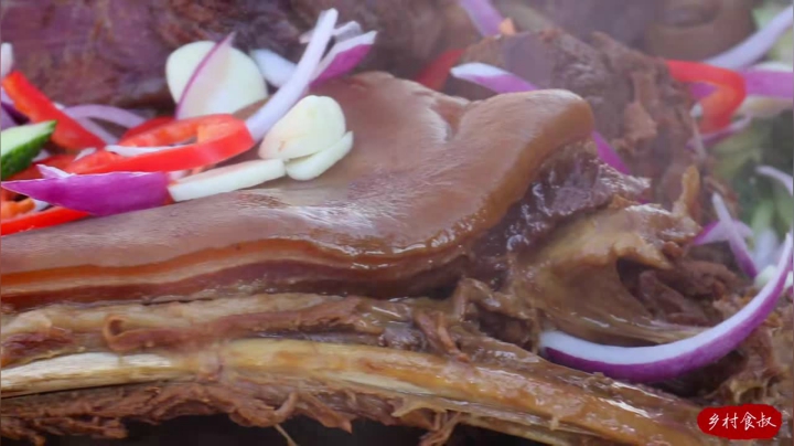 《乡村老流氓美食记》81_天冷了，食叔请哥们吃酱驴排，整扇驴排直接卤，皮筋肉烂，太爽了