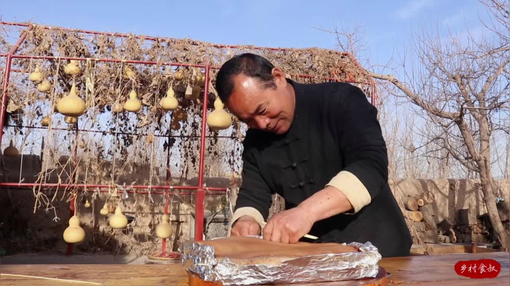 《乡村老流氓美食记》7_350买块五花肉，食叔请朋友吃“脆皮烤肉”，嚼着嘎嘣脆，真香