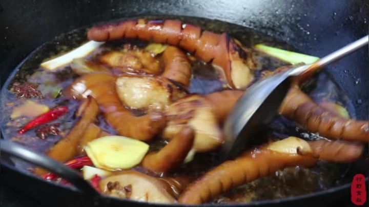 《乡村老流氓美食记》233_200买10根猪尾巴，做个红烧猪尾下酒，哥俩整根拿着啃，过足了瘾