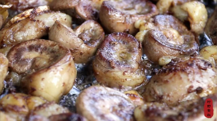 《乡村老流氓美食记》226_买点羊腰子，给食叔做铁板羊腰下酒，一口一个，过瘾