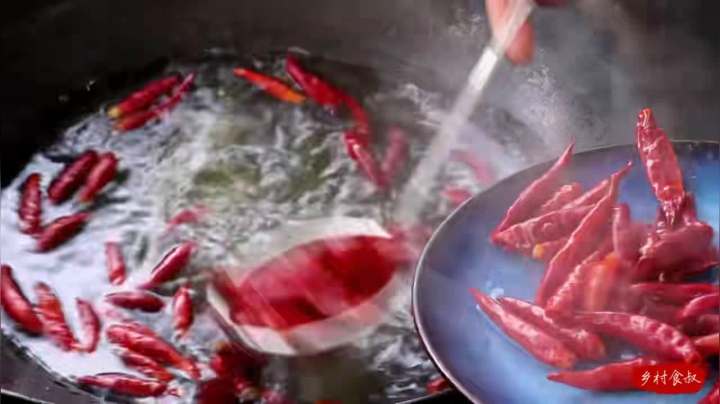 《乡村老流氓美食记》168_买点肥肠用红汤烧半天，肥肠和面一股脑送嘴里，两口子直喊过瘾