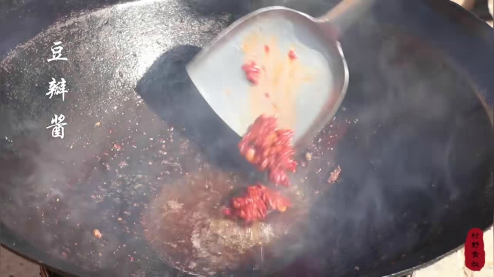 《乡村老流氓美食记》275_120买3斤牛腩做牛腩煲，炖2小时，香辣入味，筋头巴脑吃着真解馋