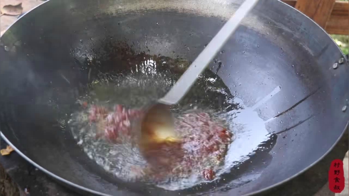 《乡村老流氓美食记》172_酱卤牛蹄！老哥烧蹄子，食叔炖了大半天，筋头巴脑，哥俩吃过瘾了