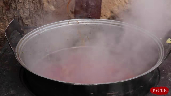 《乡村老流氓美食记》56_老婆嘴馋想吃牛肉，买块牛排骨给她炖了，出锅直接上手啃，真过瘾