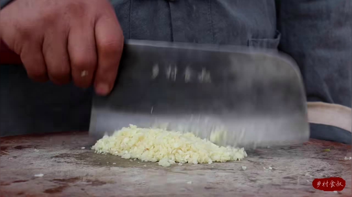 《乡村老流氓美食记》33_都说爆肚是王府井小吃扛把子，花380买一整个毛肚，味道名不虚传