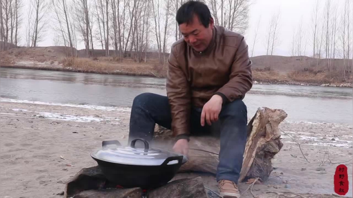 《乡村老流氓美食记》294_大冷天搞上这样一锅奶白羊杂汤真爽，喝一口全身都暖了，看馋了