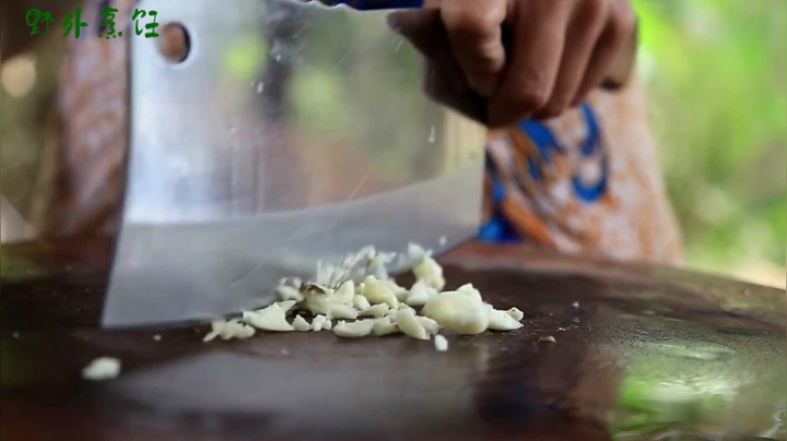 《姐妹花儿野外美食》26_泰国罗氏虾超受欢迎，为了吃一碗大虾纳豆面，食客愿意等半天