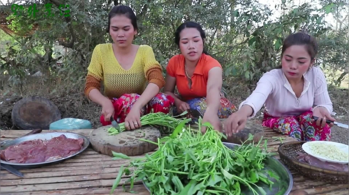 《姐妹花儿野外美食》7_货真价实的牛肉面，还是泰国妹子实在，肉比面还多，天天吃都不腻