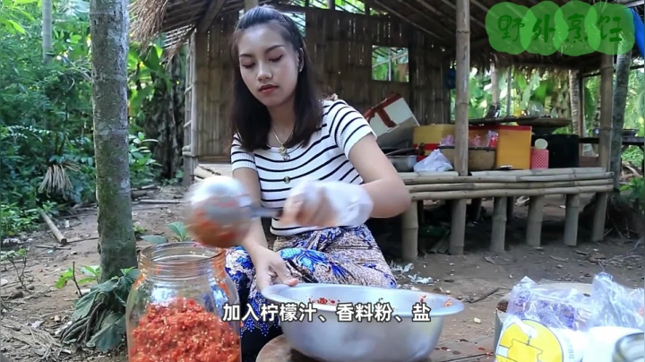 《姐妹花儿野外美食》38_泰国妹子都爱吃辣？原来小米辣不是只能炒，这样的做法彩色百搭