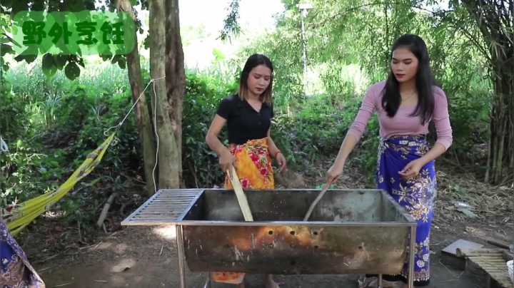 《姐妹花儿野外美食》32_烤鱼还能这样吃？泰国的粗盐烤鱼，充分保留鱼的鲜味，特香！