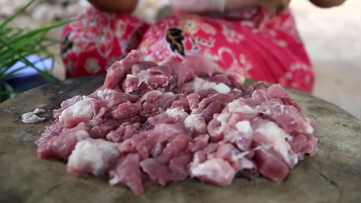 《姐妹花儿野外美食》21_泰国美女吃茄子比中国人还厉害，一顿就能吃20斤，馋的网友流口水