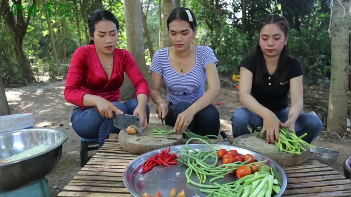 《姐妹花儿野外美食》25_泰国人吃螃蟹不愧是王者，用螃蟹做沙拉好吃的停不下嘴，特色美食