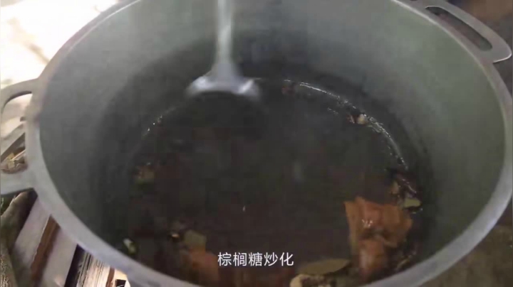 《姐妹花儿野外美食》237_姐妹花制作正宗的咖喱鸭头做法，好吃到啃骨头，再多都吃得下