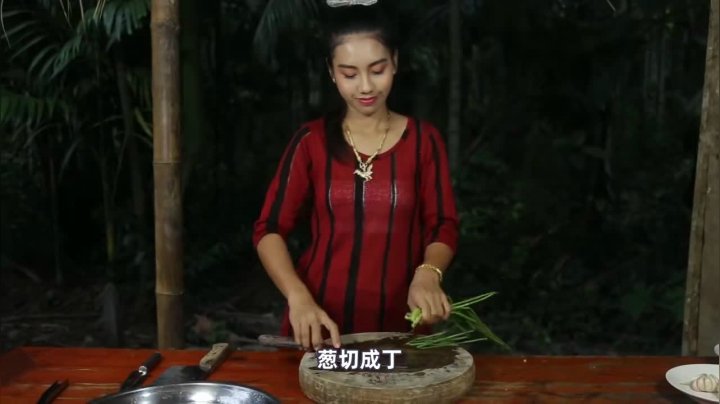 《姐妹花儿野外美食》157_土豆这样吃平生第一次见！酥脆的外皮里裹着浓郁的土豆香，真诱人