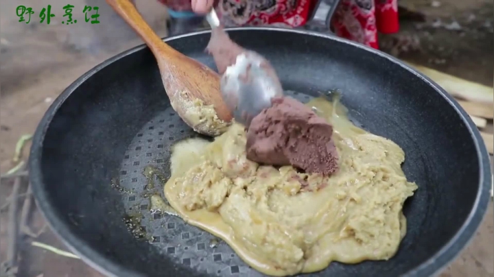 《姐妹花儿野外美食》33_泰国姐妹们的周末搞野，带上食材一起户外烧烤，小日子真惬意