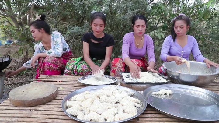 《姐妹花儿野外美食》40_泰国农村坝坝美食，乡村妹子的炸鸡翅比肯德基还香，而且管饱