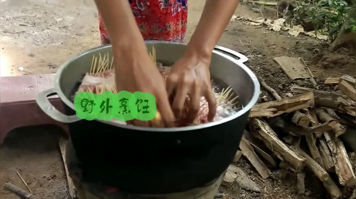 《姐妹花儿野外美食》35_火爆泰国的竹签肉名不虚传，泰国姐妹花现场烹饪，简直美不胜收