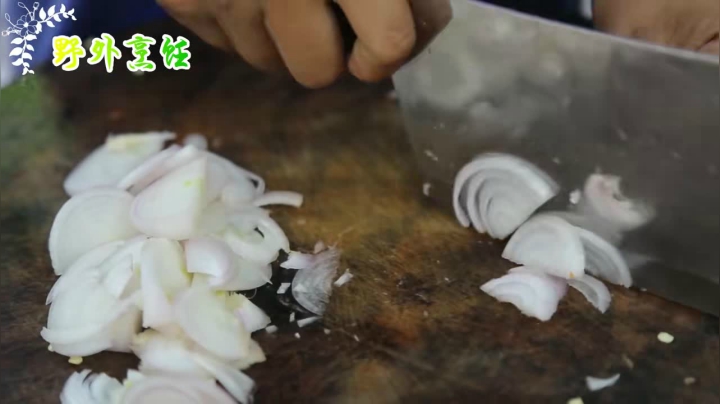 《姐妹花儿野外美食》111_实拍泰国乡下生活，漂亮妹子在家做美食，网友：处处都是风景