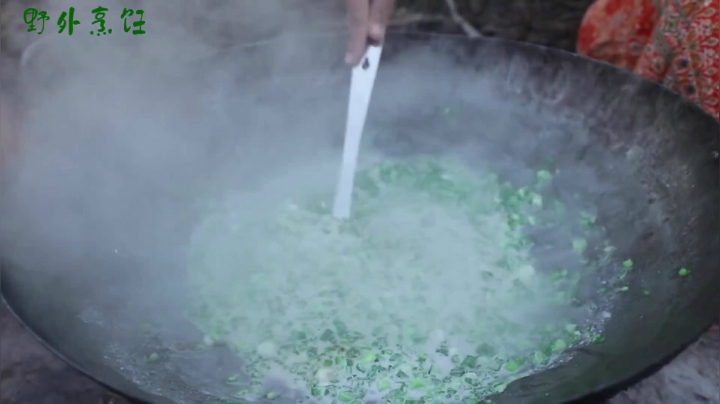 《姐妹花儿野外美食》2_泰国神奇甜点让美女趋之若鹜，一顿吃这么多，这胃不一般