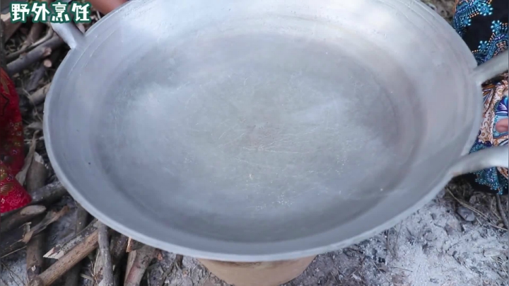 《姐妹花儿野外美食》13_泰国妹子在别墅外做沙拉，60斤黄瓜太土豪了，沙拉狂欢宴