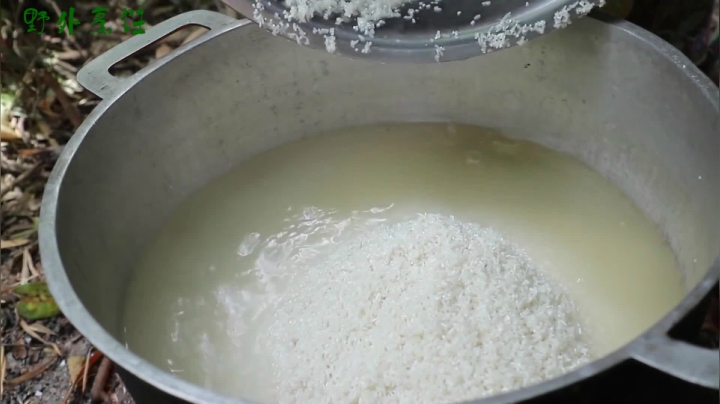 《姐妹花儿野外美食》64_都知道泰国美女漂亮又能干，实拍泰国乡村生活，世外桃源