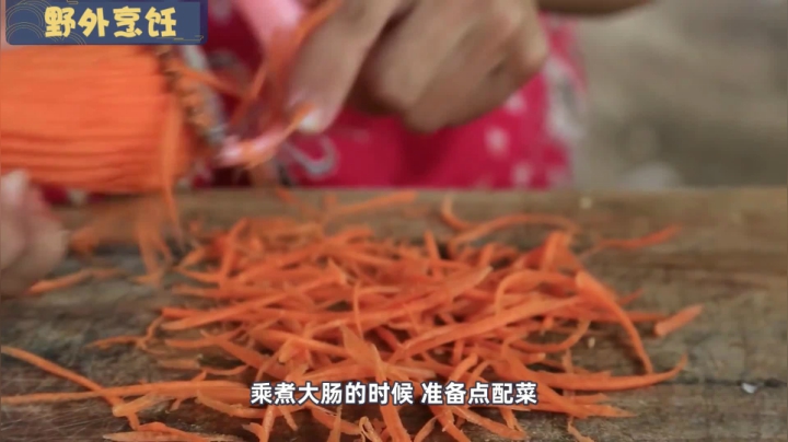 《姐妹花儿野外美食》83_肥肠在泰国也是超受欢迎，泰妹不炒不爆也不凉拌，不仅好吃还健康