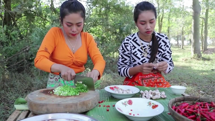 《姐妹花儿野外美食》48_实拍泰国乡村生活，这种大鱼80中国人都没吃过，妹子漂亮又能干