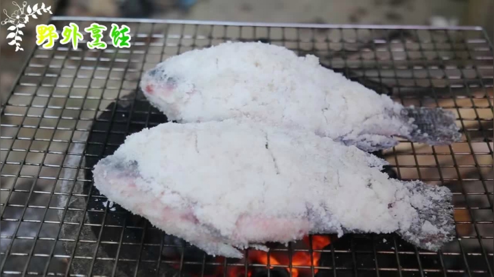 《姐妹花儿野外美食》109_令人羡慕的泰国田园生活，年轻妹子在家做美食，看着都想吃