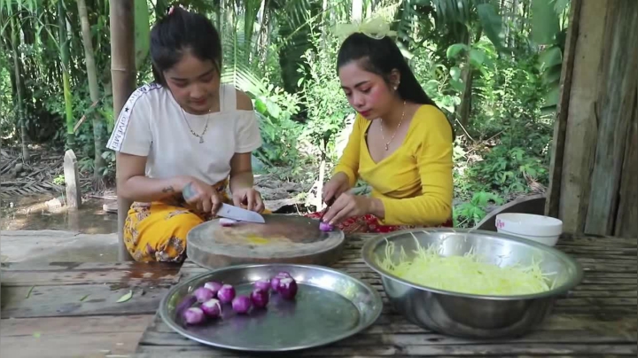 《姐妹花儿野外美食》113_泰国其实不贫穷！看见这样的农村富裕生活，你都羡慕不来！