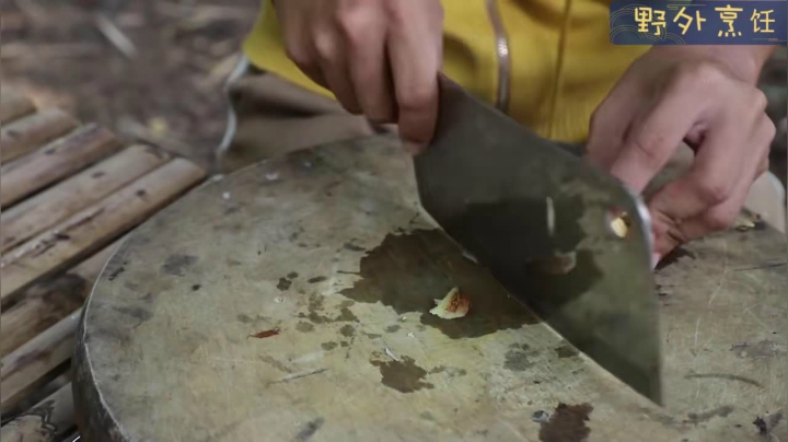 《姐妹花儿野外美食》101_带你了解泰国的农村，“水蜜桃”身材的辣妹子漂亮又贤惠，喜欢吗