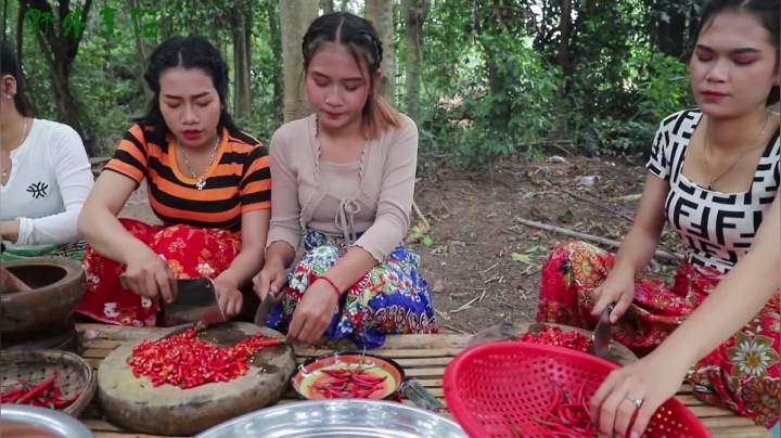 《姐妹花儿野外美食》74_外国妹子大展身手，火腿肠在泰国人手里吃出新高度，这波操作满分