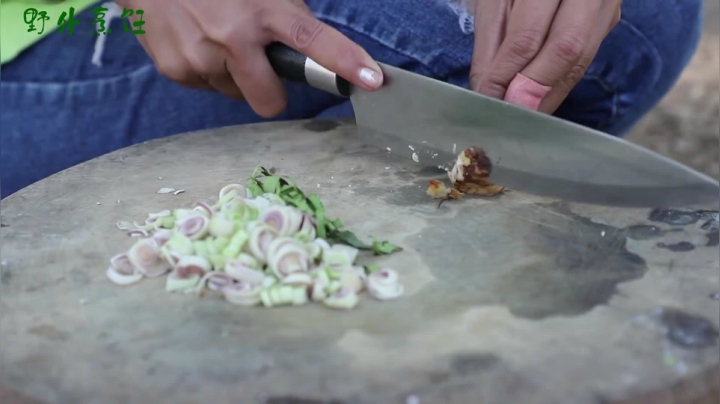 《姐妹花儿野外美食》3_泰国农村有多富裕？一整块猪排骨做午餐，野外烧排骨吃起来真欢快