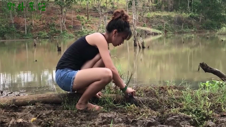 《姐妹花儿野外美食》63_泰国绝世美女荒野觅食，自制工具，烹饪一绝，美女美景美食，爽