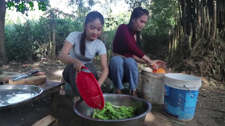 《姐妹花儿野外美食》66_都以为泰国农村偏僻落后，没想到如此富裕，肉随便吃